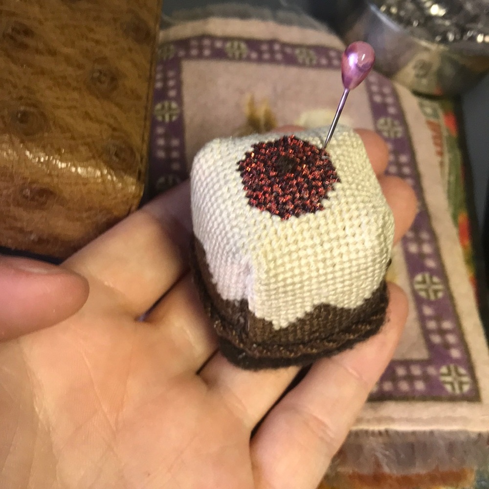 Needlepoint Cupcake Pin Cushion Vintage - Picture 1 of 5